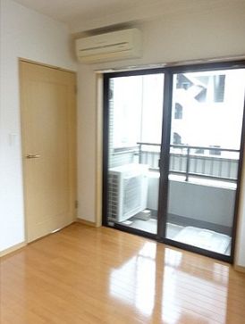 その他部屋・スペース　落ち着いた色調の寝室です