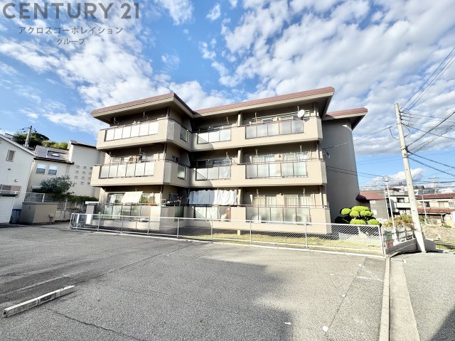 建物外観　敷地内に駐車場があります♪