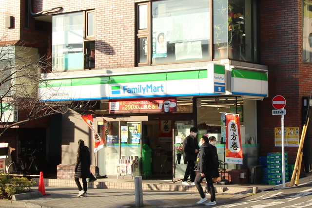 コンビニ　ファミリーマート世田谷新町三丁目店（コンビニ）まで251m