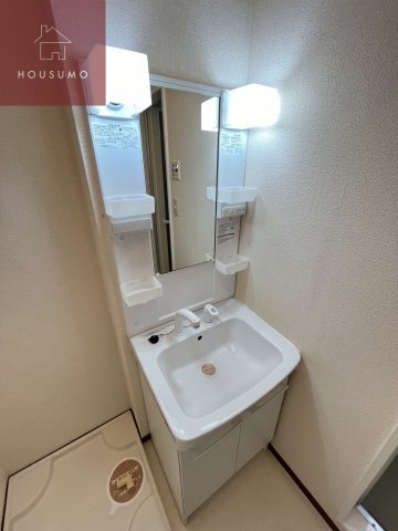 洗面設備　明るい洗面所です