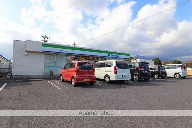 コンビニ　ファミリーマート（コンビニ）まで325m