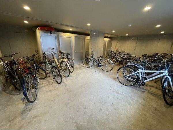 その他　屋内自転車置き場☆