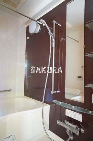 バス・シャワールーム　嬉しい追い焚き・浴室乾燥機付きです♪
