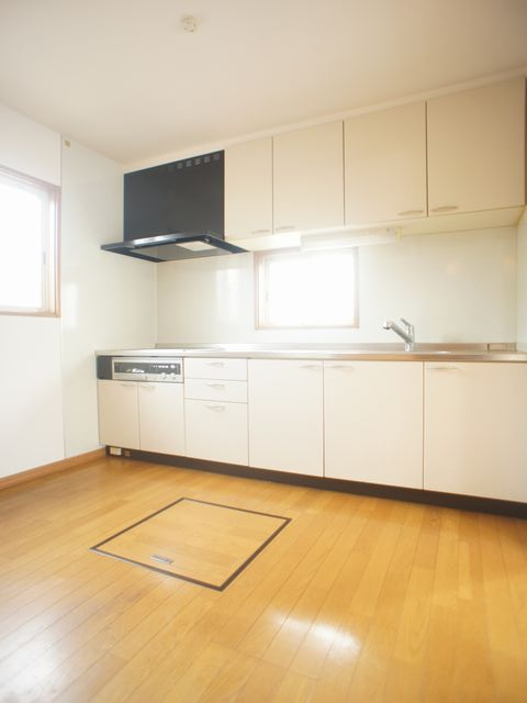 キッチン　システムキッチン3口コンロ付きです♪