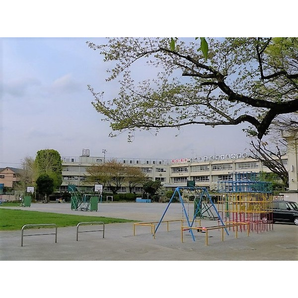 小学校　板橋区立成増ケ丘小学校（小学校）まで536m