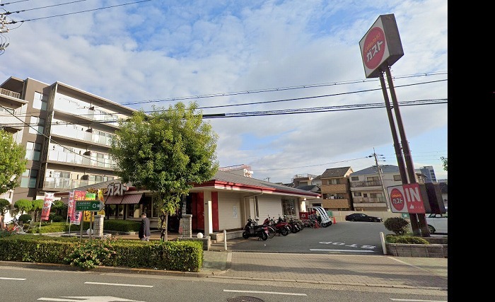 飲食店　ガスト 十三店(から好し取扱店)（飲食店）まで330m
