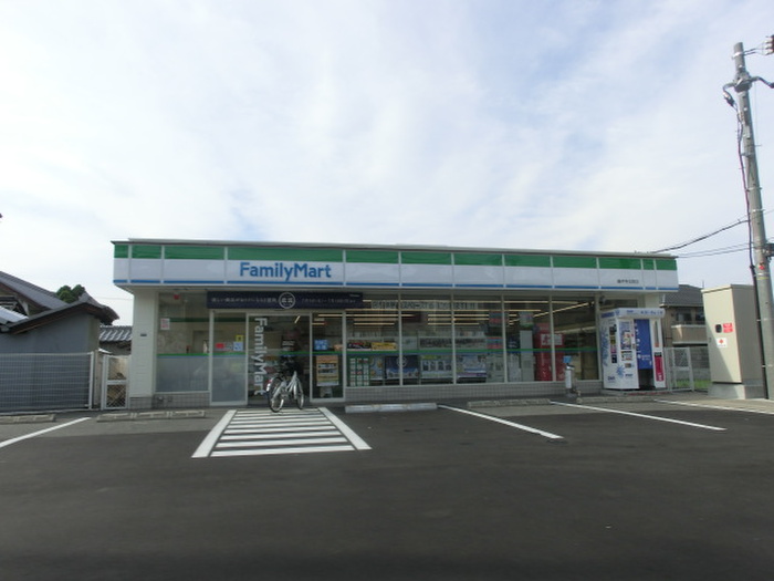 コンビニ　ファミリーマート（コンビニ）まで52m