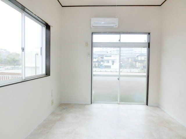 居室・リビング　２面採光の明るいお部屋
