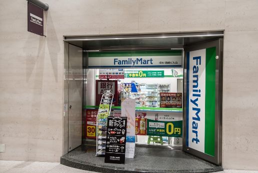コンビニ　ファミリーマートＩＢＭ箱崎ビル店（コンビニ）まで198m