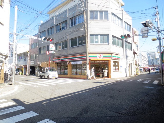コンビニ　セブンイレブン（コンビニ）まで650m
