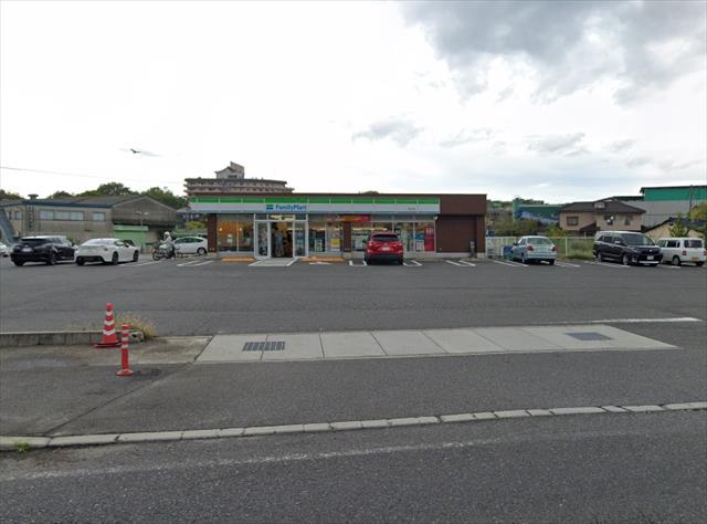コンビニ　ファミリーマート郡店（コンビニ）まで749m