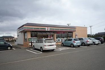 コンビニ　セブンイレブン燕東太田店（コンビニ）まで550m