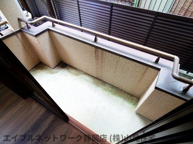 バルコニー　暖かな日差しのふりそそぐバルコニー