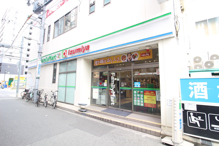 コンビニ　ファミリーマート（コンビニ）まで5m