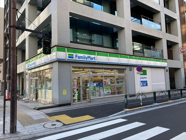 コンビニ　ファミリーマート（コンビニ）まで146m