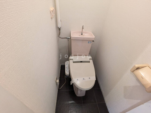 トイレ　嬉しい温水洗浄便座付きのトイレです。