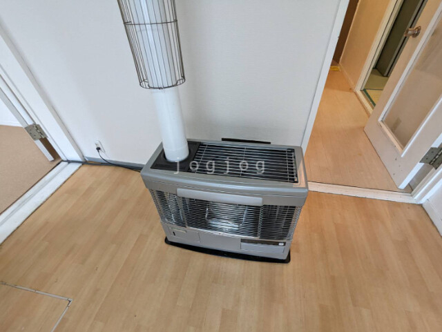 その他設備　冬はあったか灯油ストーブです。
