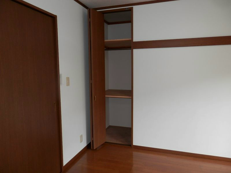 収納　洋室にも収納完備です。