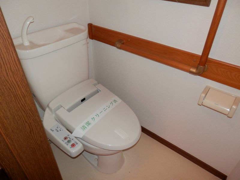 トイレ　あると嬉しいウォシュレット機能付きです。