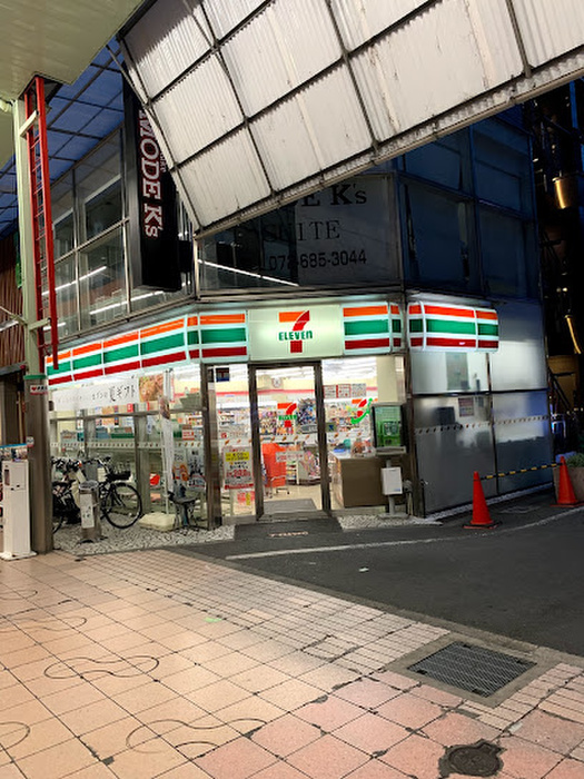 コンビニ　セブン-イレブン 高槻芥川町店（コンビニ）まで180m