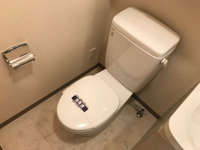 トイレ　落ち着いた色調のトイレです