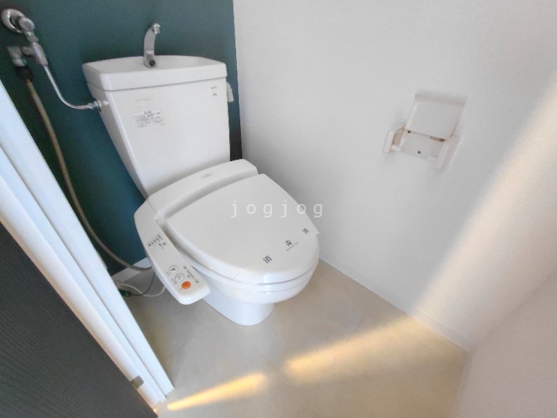 トイレ　嬉しい温水洗浄便座付きのトイレです。