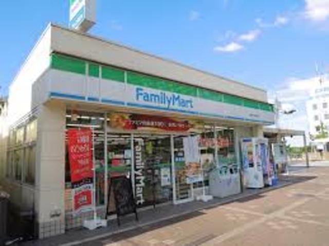 コンビニ　ファミリーマート栂美木多駅前店（コンビニ）まで888m