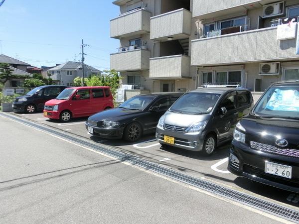 駐車場　止めやすい駐車場！