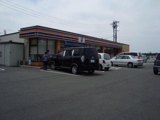 コンビニ　セブンイレブン（コンビニ）まで230m