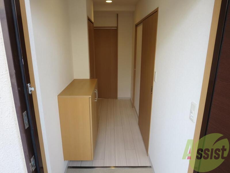 玄関　玄関を開けたらすぐにお部屋ではないので急な来客でも安心です