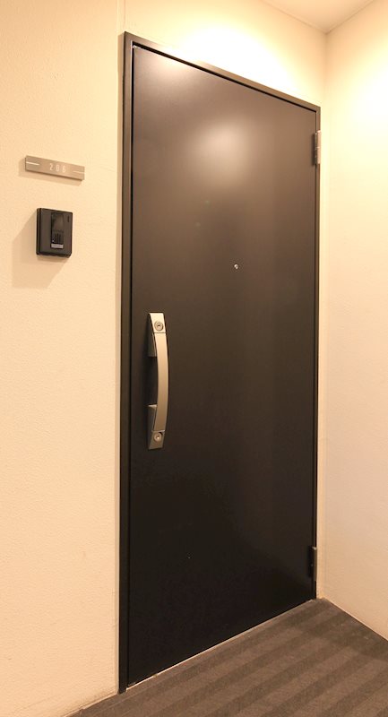 玄関　戸別扉にはダブルディンプルロックを採用