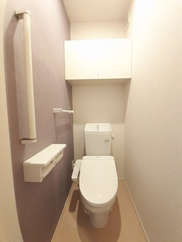 トイレ　落ち着いた色調のトイレです