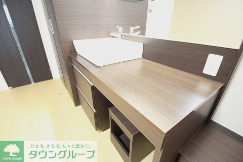 その他部屋・スペース　化粧台としても使用しやすい大型鏡。