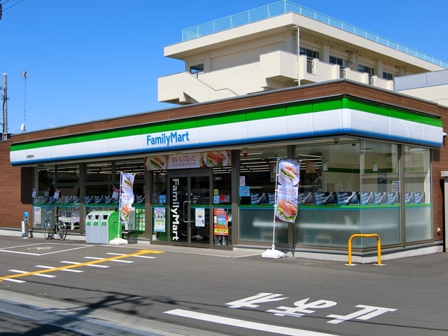 コンビニ　ファミリーマート（コンビニ）まで1810m