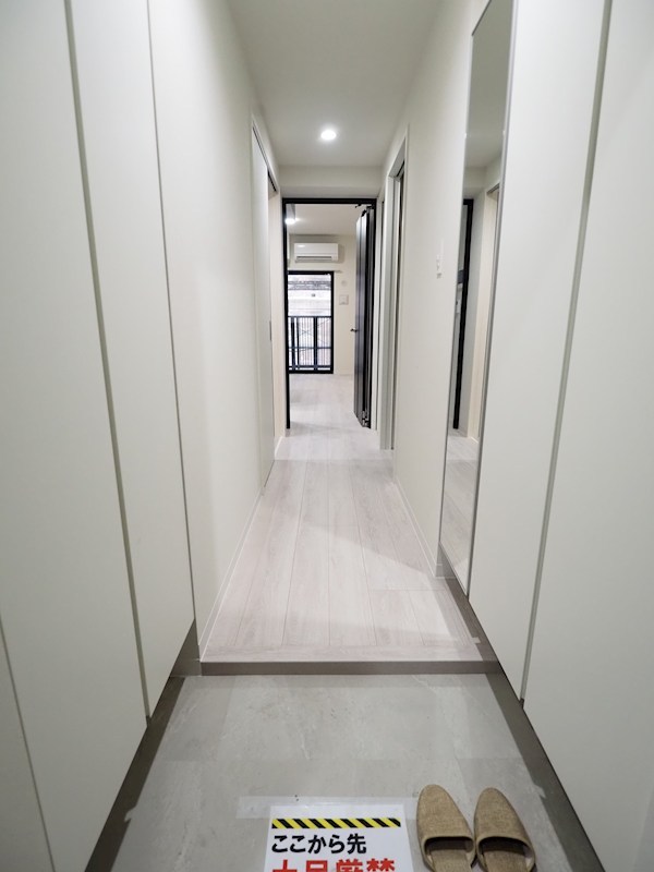 玄関　白基調のきれいなお部屋です