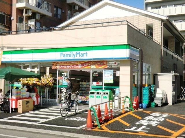 コンビニ　ファミリーマート（コンビニ）まで80m