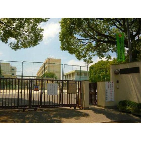 小学校　広島市立戸坂小学校（小学校）まで526m