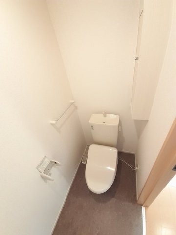 トイレ　落ち着いた色調のトイレです