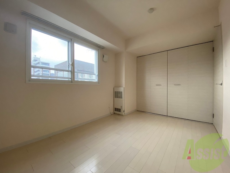 その他部屋・スペース　寝室はこちらです。光が差し込む、温かみのあるお部屋です。