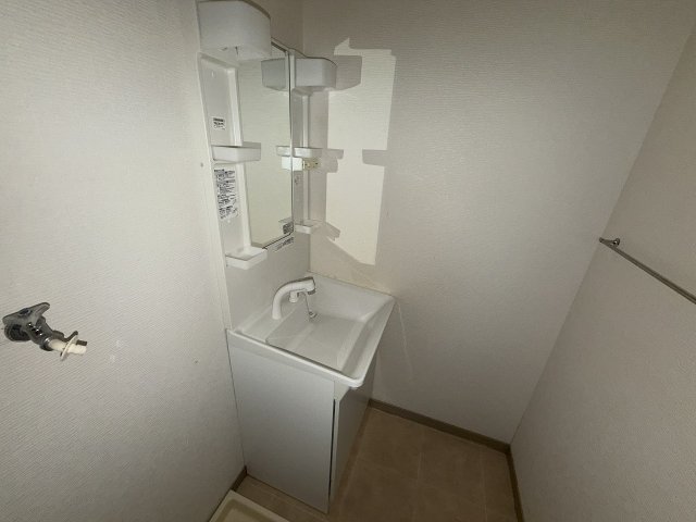 洗面設備　ゆったりとスペースのある洗面所