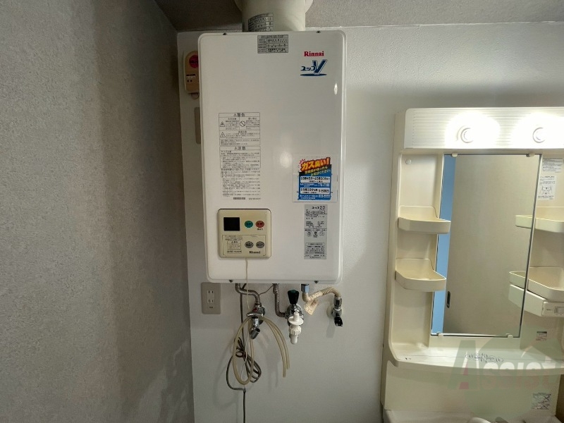 その他設備　給湯器は簡単操作で温度調整ができますよ。