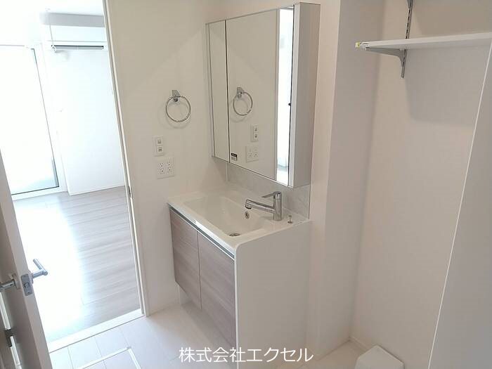 洗面設備　シャワー付き洗面台です。