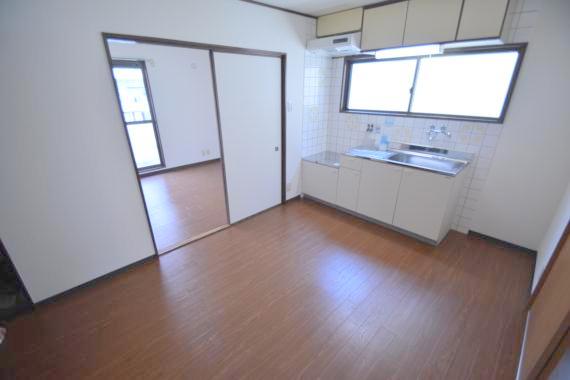 居室・リビング　白を基調とした内装でおしゃれで、落ち着ける空間です。