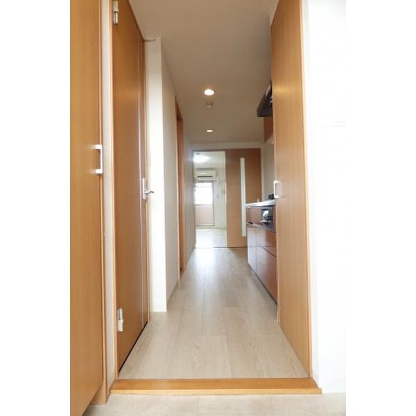 玄関　同物件別部屋です