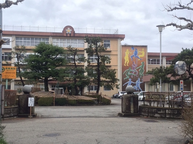 中学校　高岡市立高岡西部中学校（中学校）まで1009m
