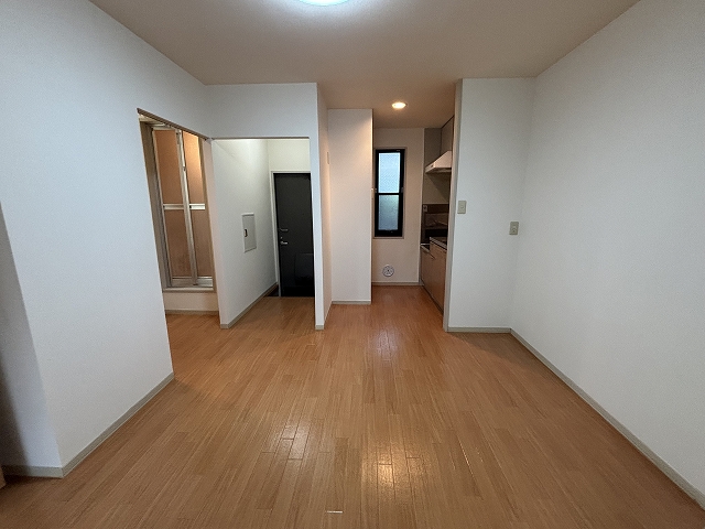 2路線利用可 2面採光 2DK オモニア EILの居間写真