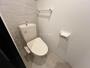 トイレ　嬉しい温水洗浄便座付きのトイレです。