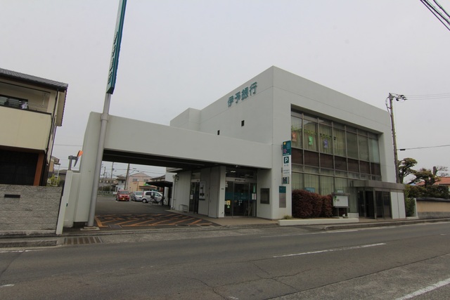銀行　伊予銀行椿支店（銀行）まで1100m