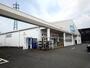 ドラックストア　ウエルシア城山店（ドラッグストア）まで390m