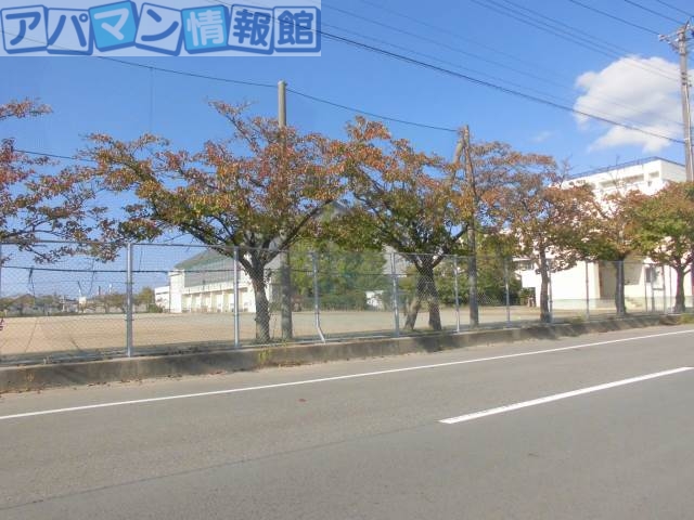 中学校　新潟市立亀田西中学校（中学校）まで689m